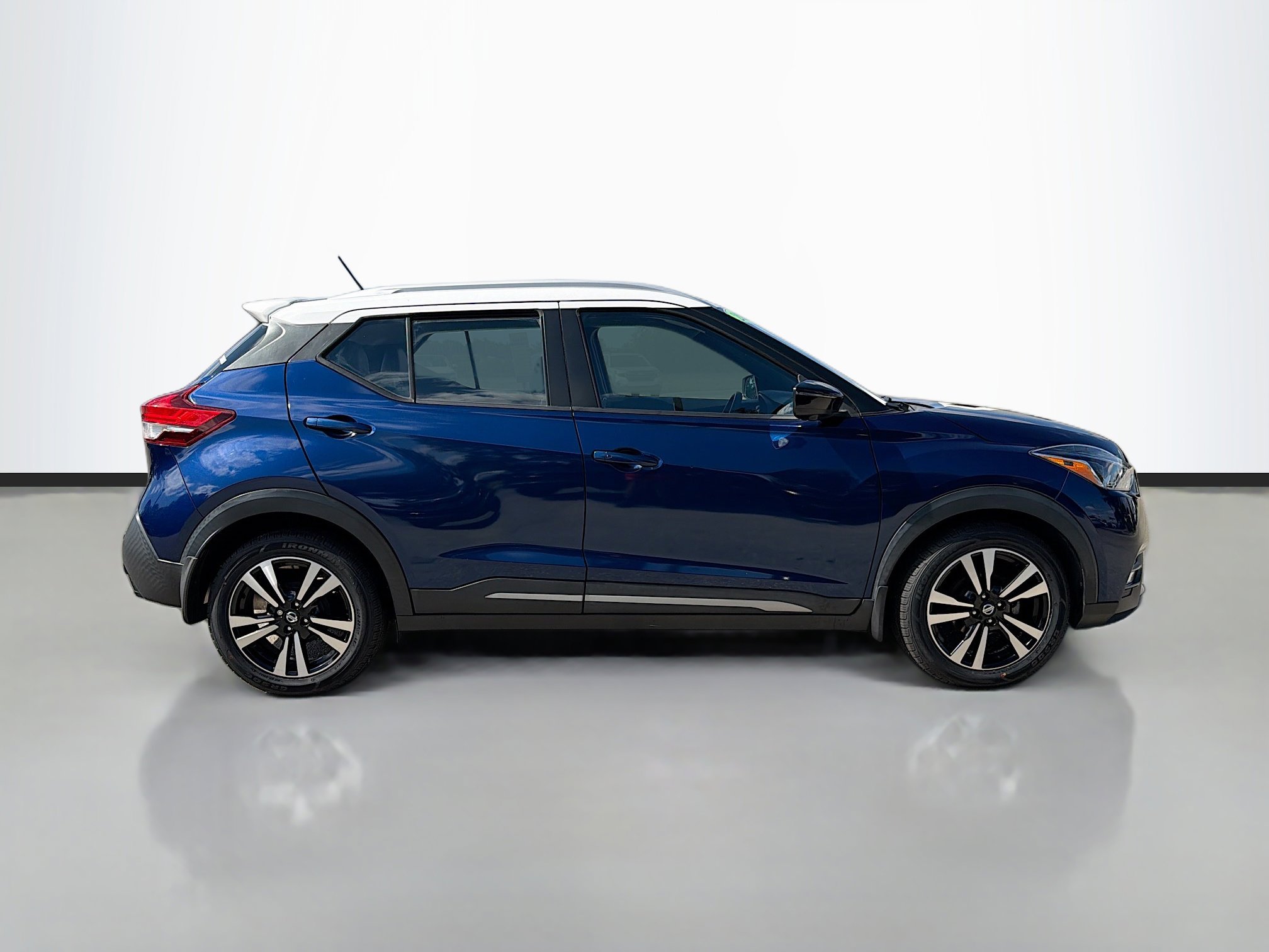Used 2020 Nissan Kicks SR w/ SR Premium Package image 2