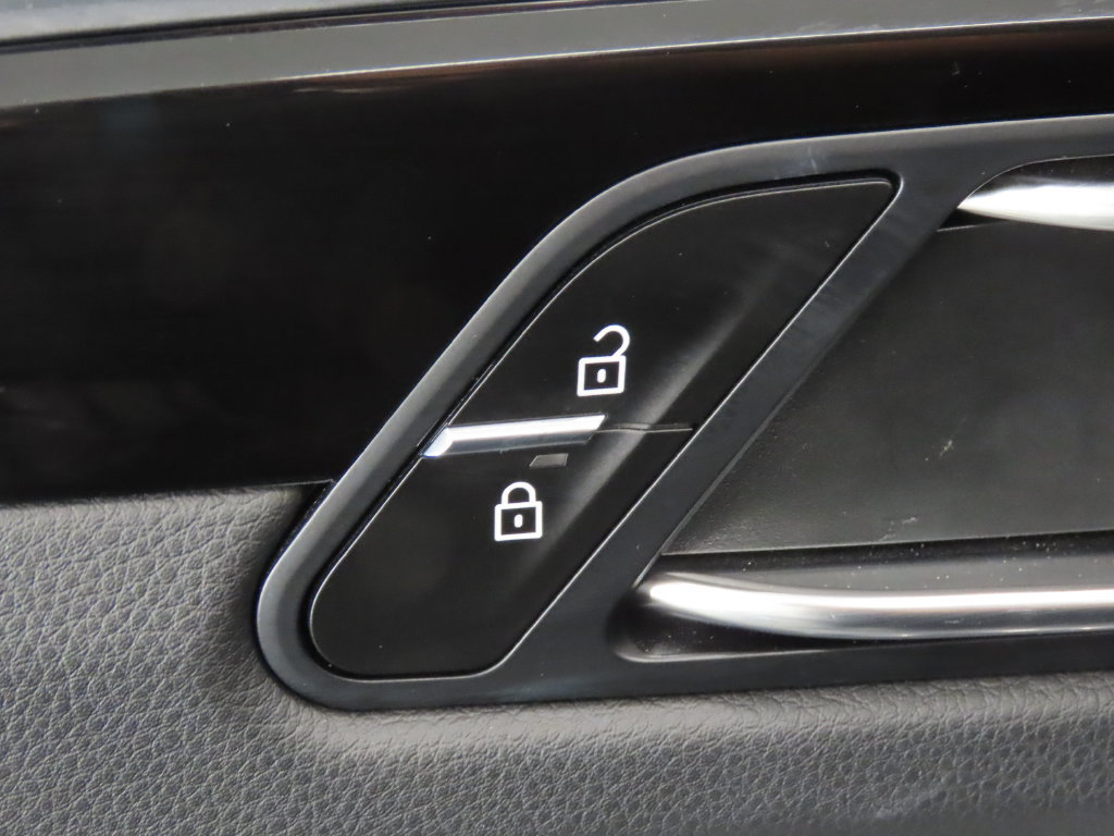 Certified 2025 Porsche Macan AWD/4WD image 37