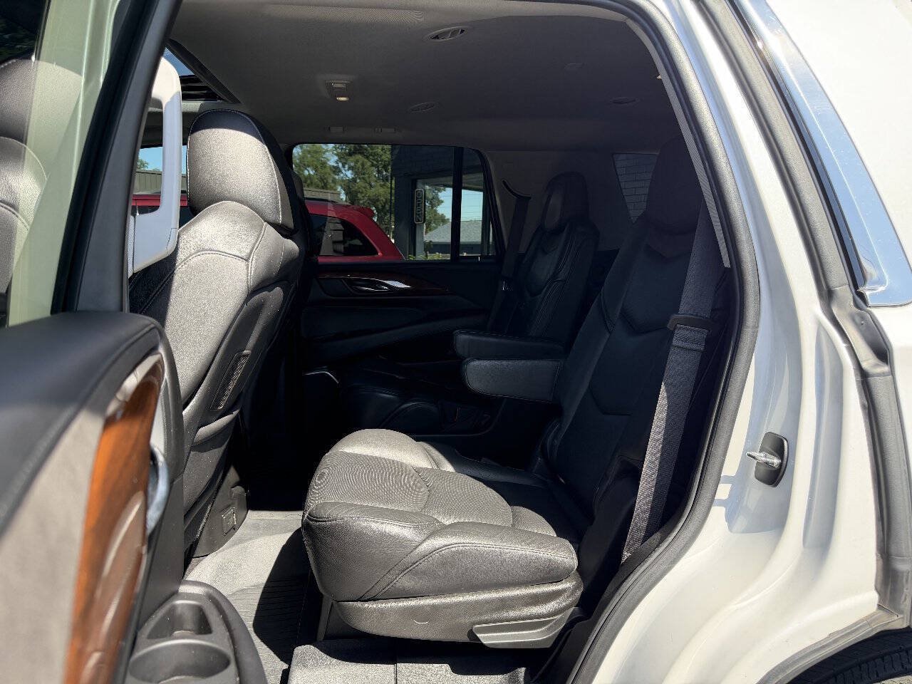 Used 2018 Cadillac Escalade Luxury AWD/4WD image 21