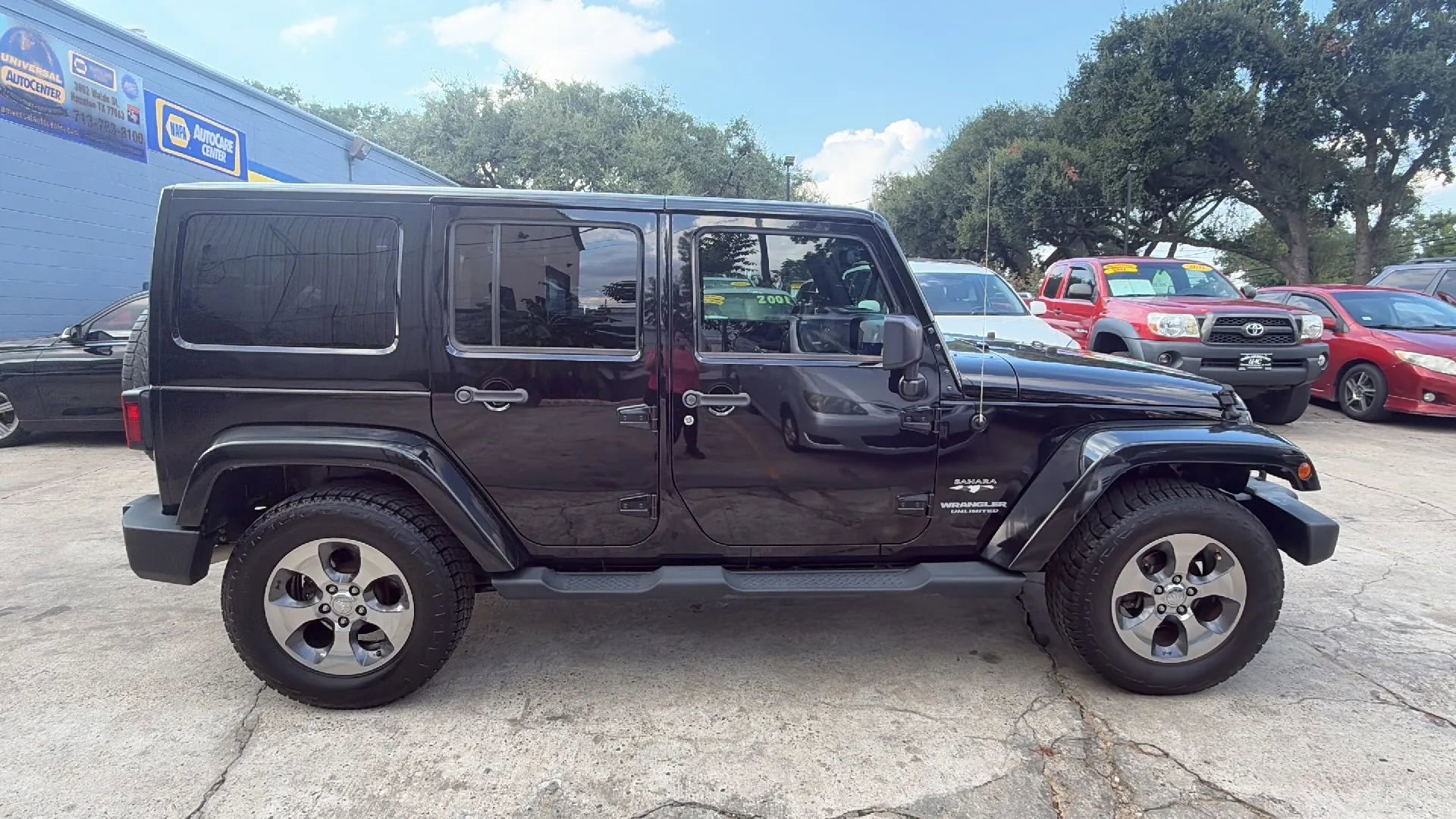 Used 2016 Jeep Wrangler Unlimited Sahara w/ Connectivity Group AWD/4WD image 8