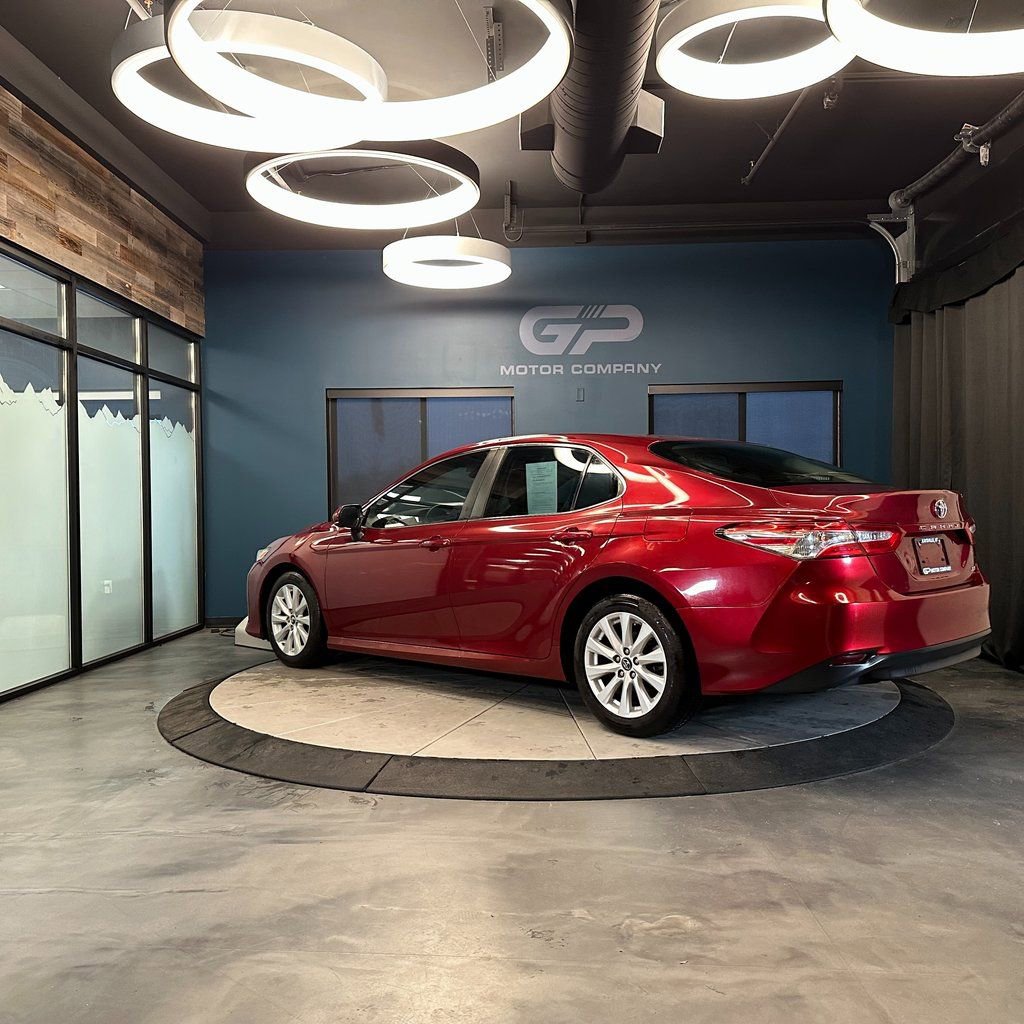 Used 2018 Toyota Camry LE FWD image 5