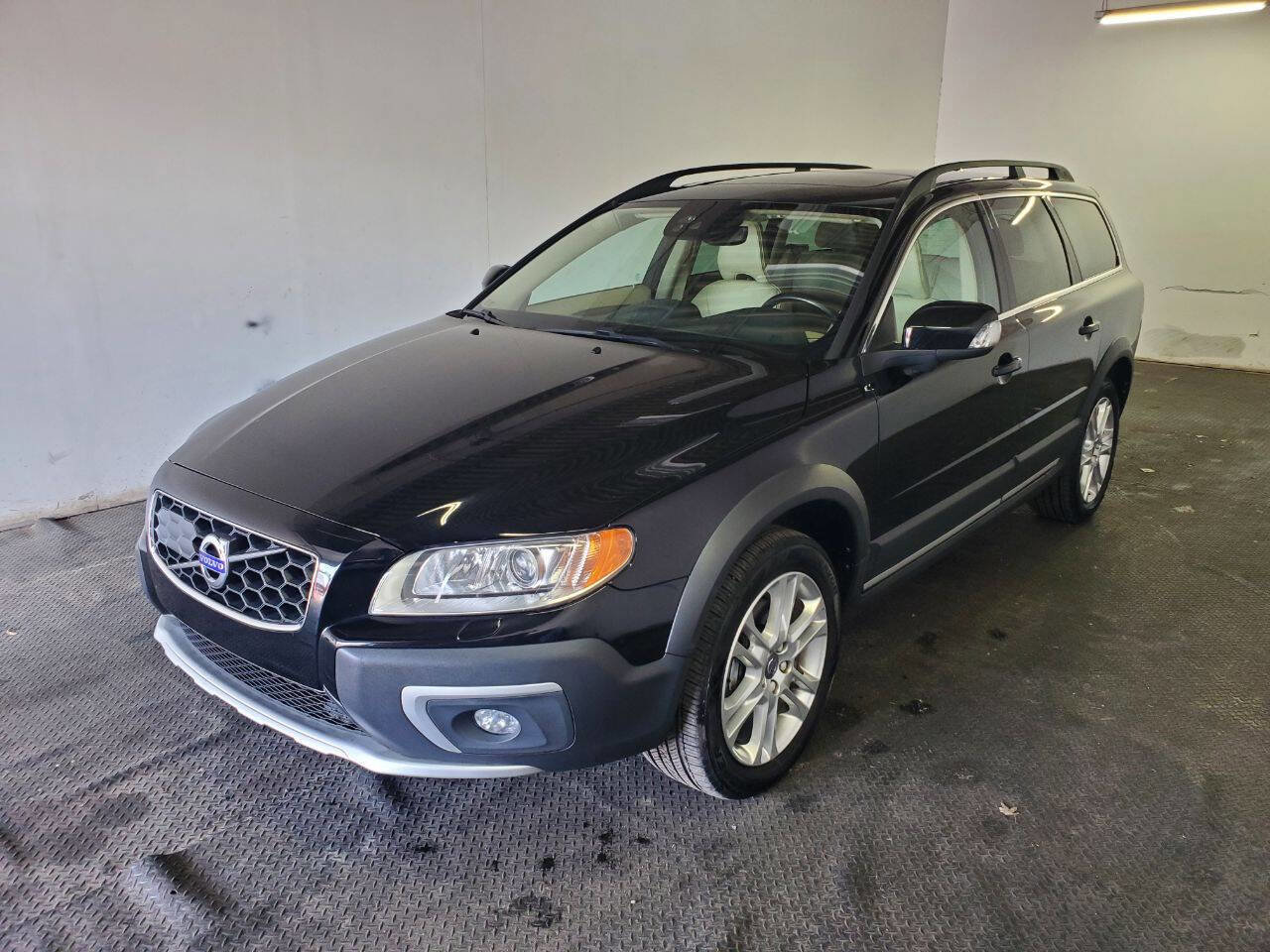 Used 2016 Volvo XC70 T5 Platinum w/ Climate Package image 1