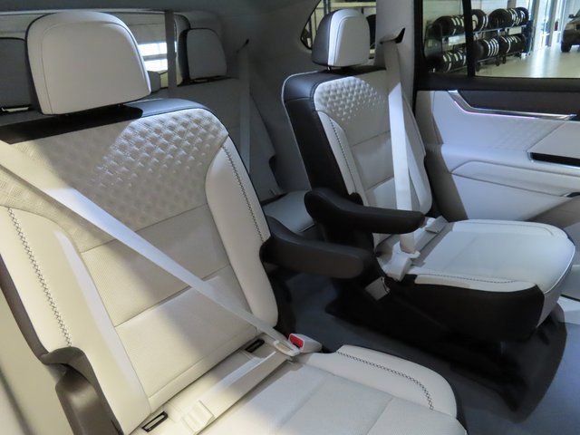 Used 2024 GMC Acadia Denali image 32