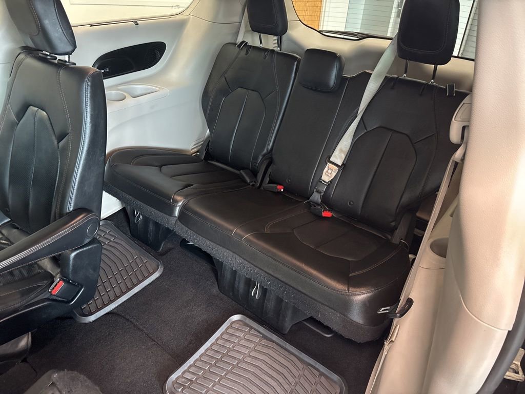 Used 2019 Chrysler Pacifica Touring-L Plus w/ Advanced Safetytec Group FWD image 16