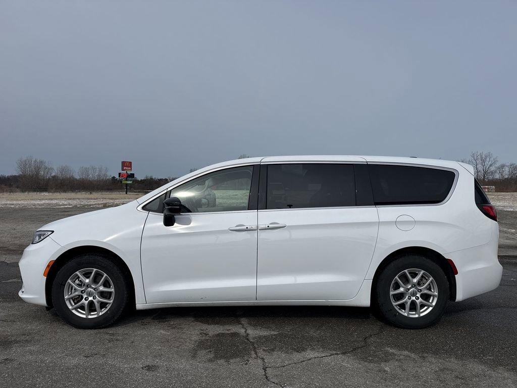 Used 2024 Chrysler Pacifica Touring-L image 5