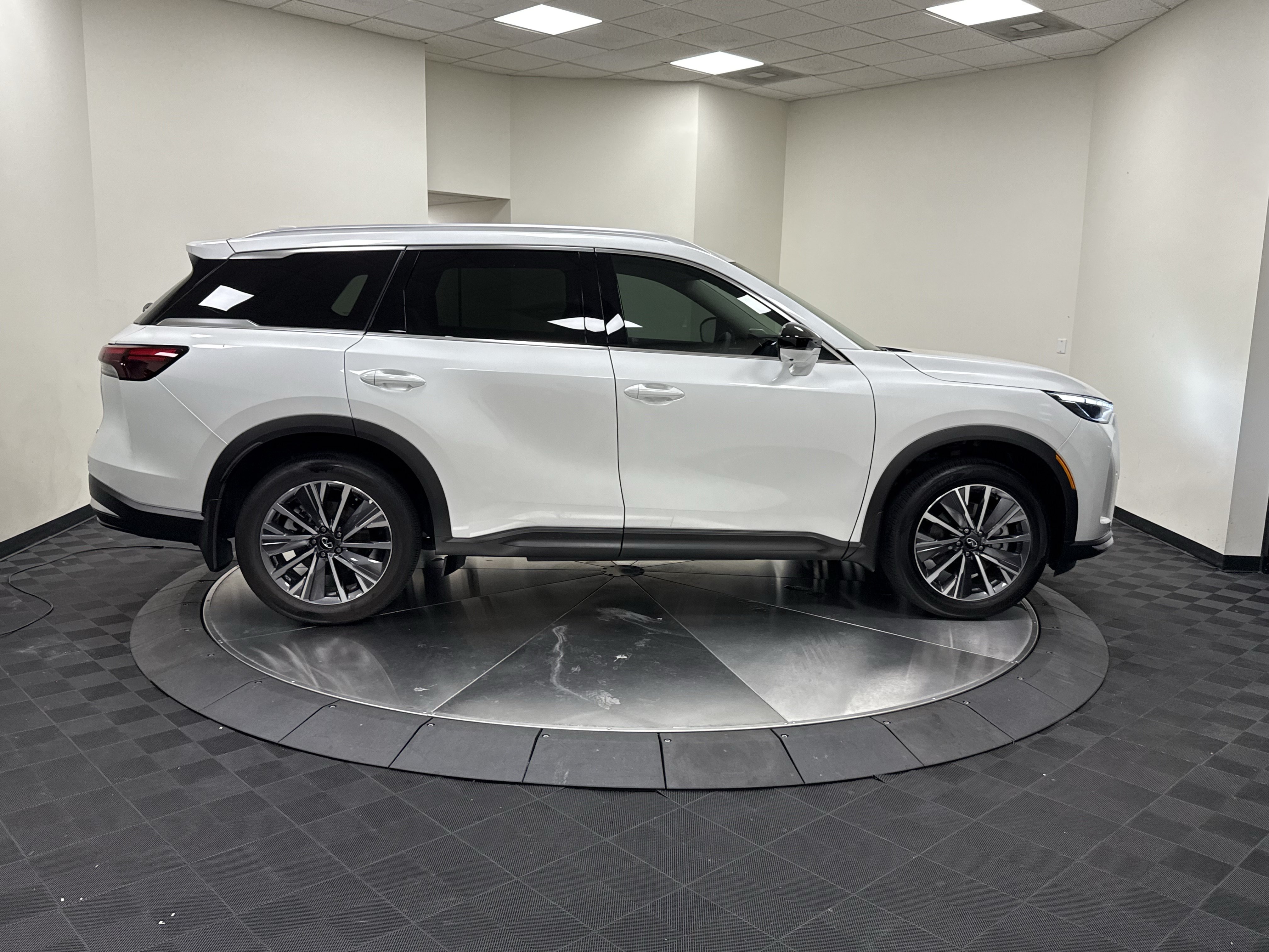 Certified 2027 INFINITI QX60 Luxe w/ Cargo Package FWD image 8