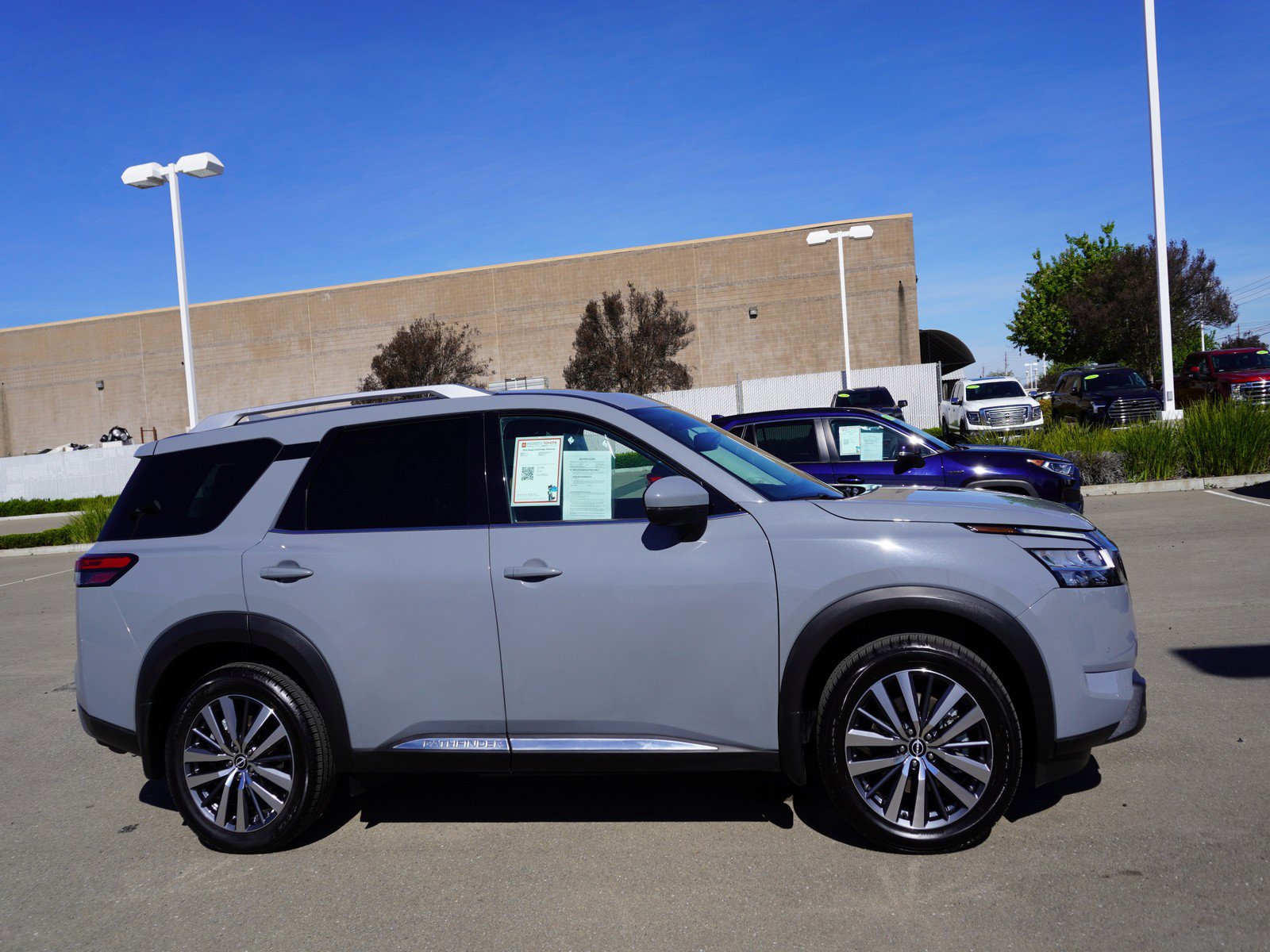 Used 2022 Nissan Pathfinder Platinum w/ Cargo Package image 4