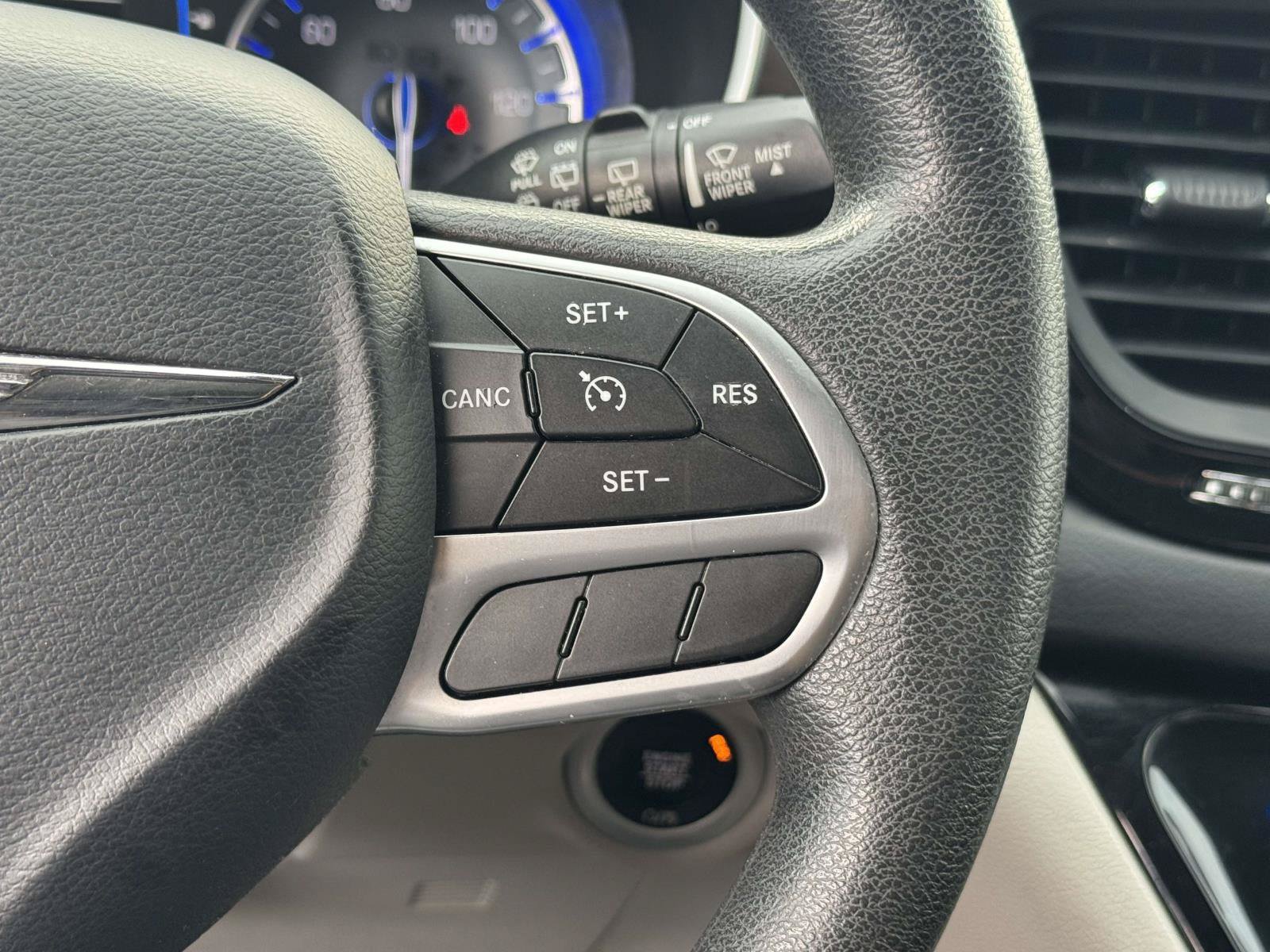 Used 2017 Chrysler Pacifica LX FWD image 12