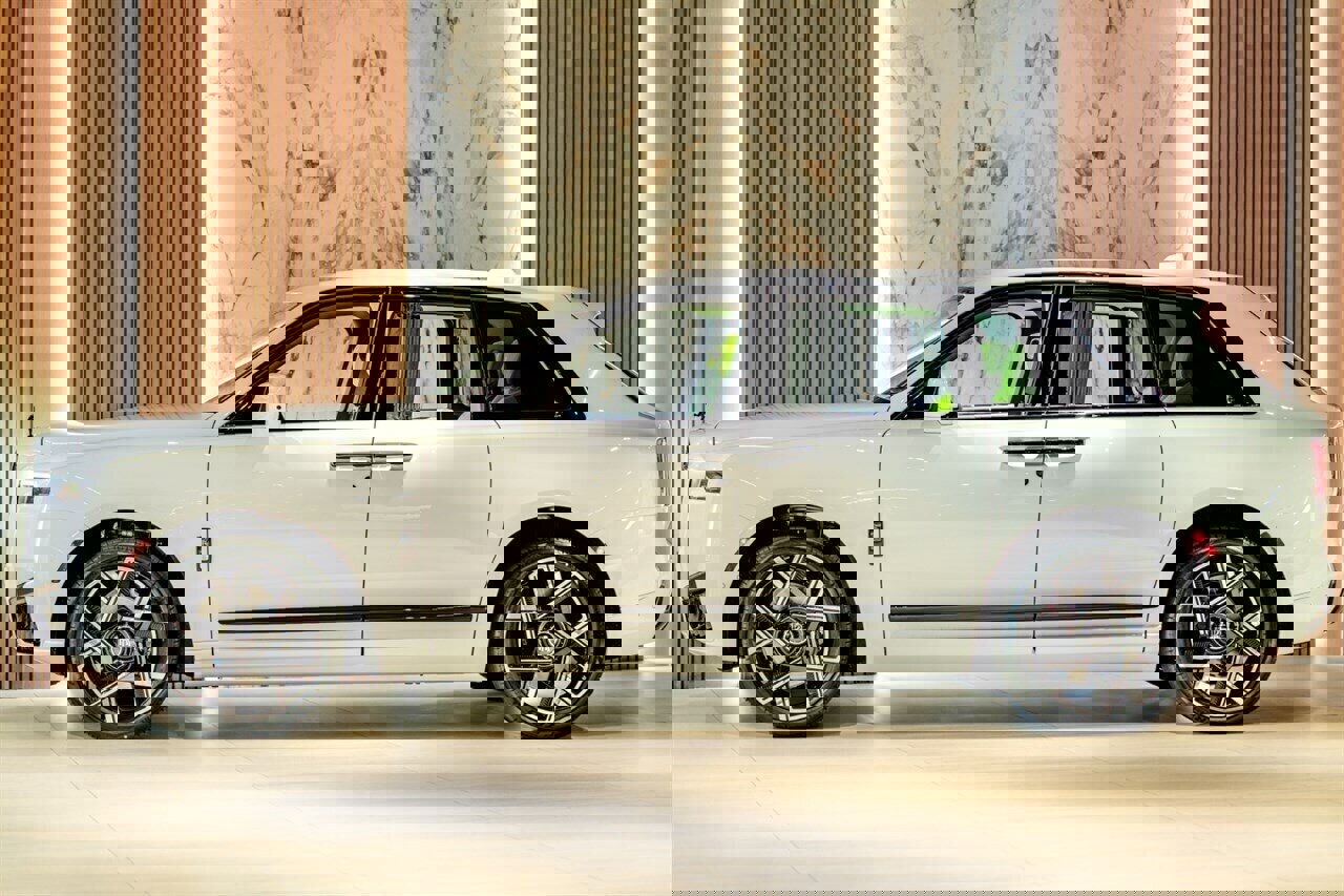 Used 2025 Rolls-Royce Cullinan Black Badge w/ Leather Finishing Pack image 4