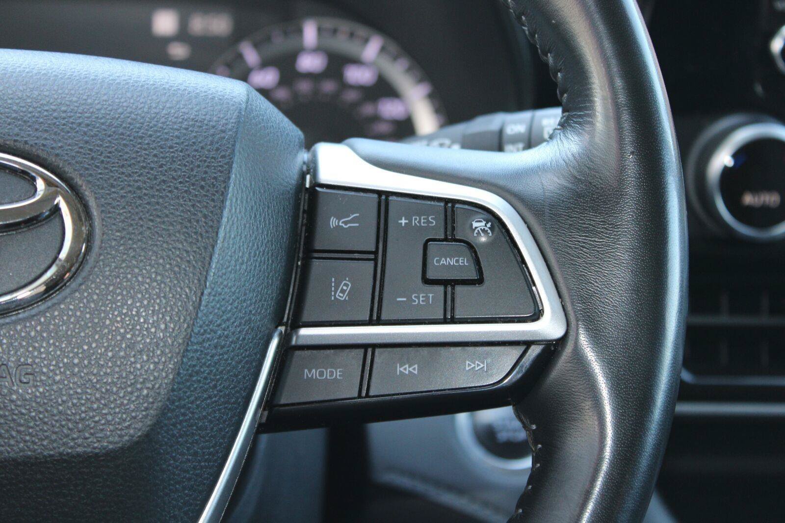 Used 2023 Toyota Highlander LE AWD/4WD image 29