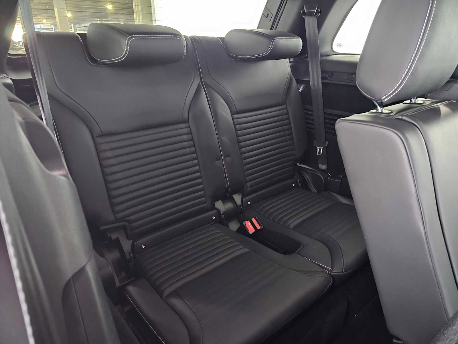 Used 2024 Land Rover Discovery Metropolitan Edition image 13