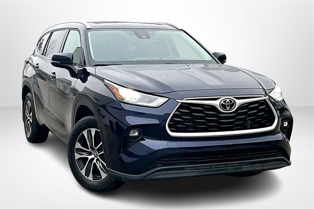 Used 2022 Toyota Highlander XLE image 3
