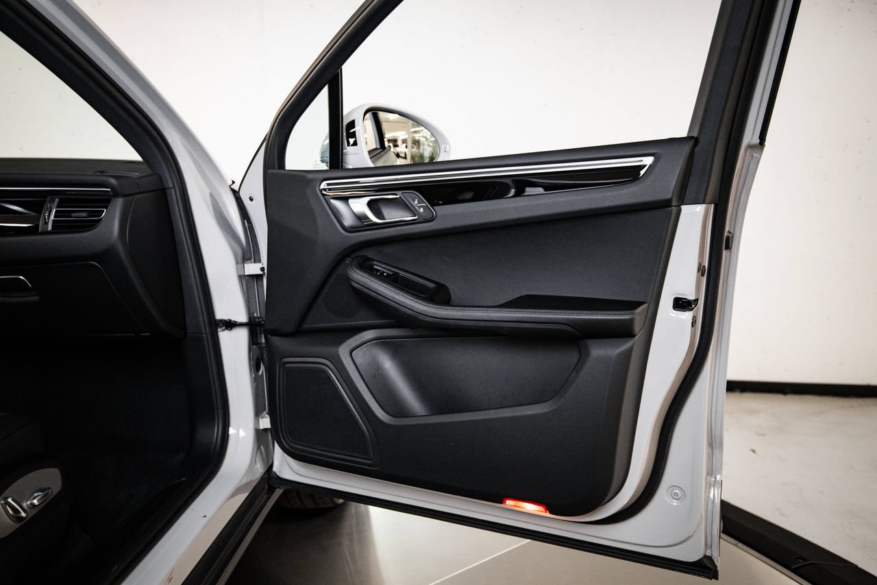 Certified 2023 Porsche Macan AWD/4WD image 27