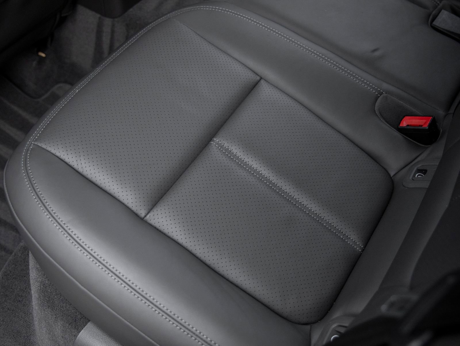Certified 2022 Porsche Macan AWD/4WD image 34