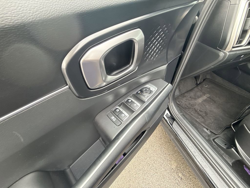 Used 2025 Kia Sorento LX image 13