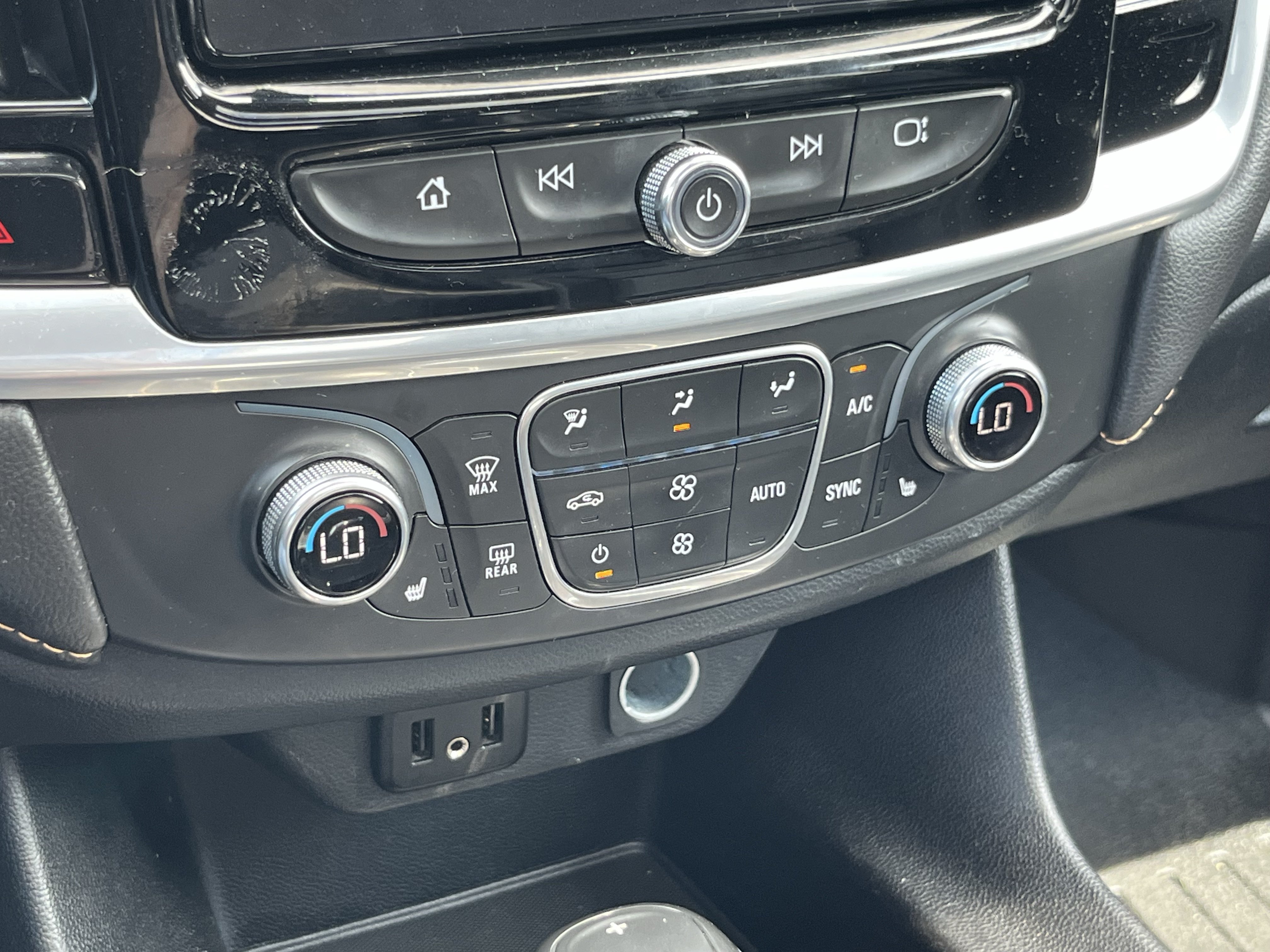 Used 2019 Chevrolet Traverse LT w/ LT Premium Package AWD/4WD image 34