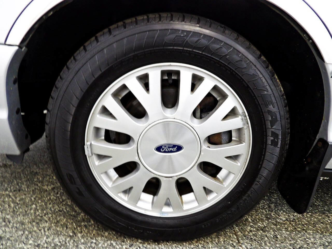 Used 2003 Ford Crown Victoria LX RWD image 17
