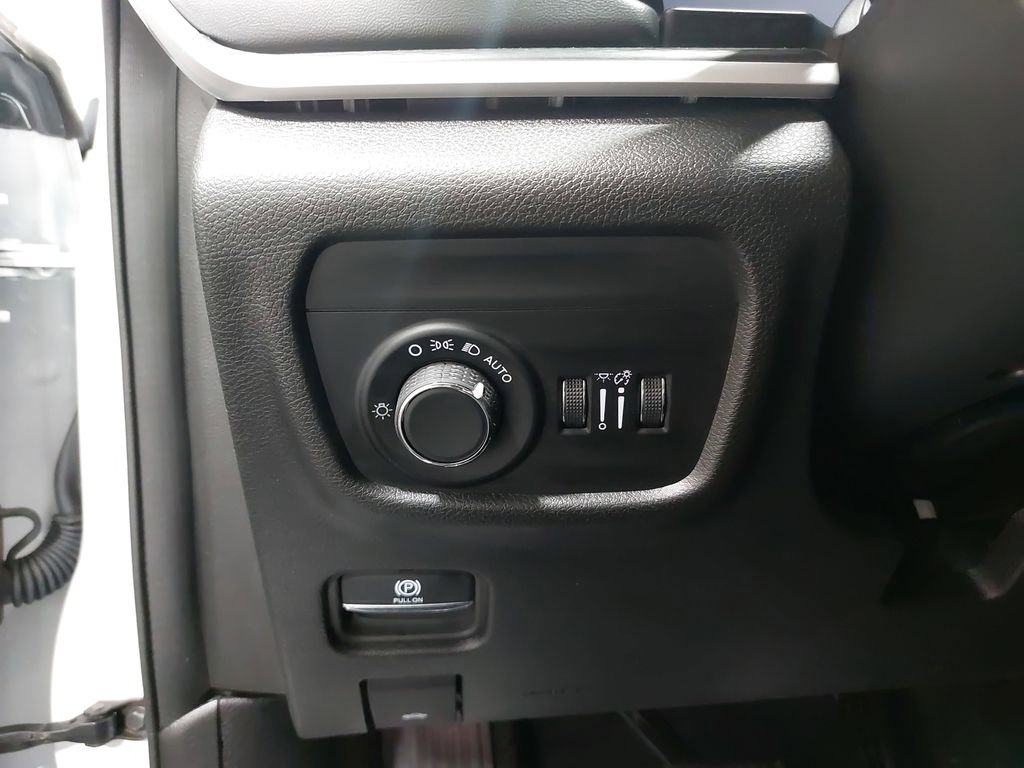 Used 2023 Jeep Grand Cherokee Laredo image 25