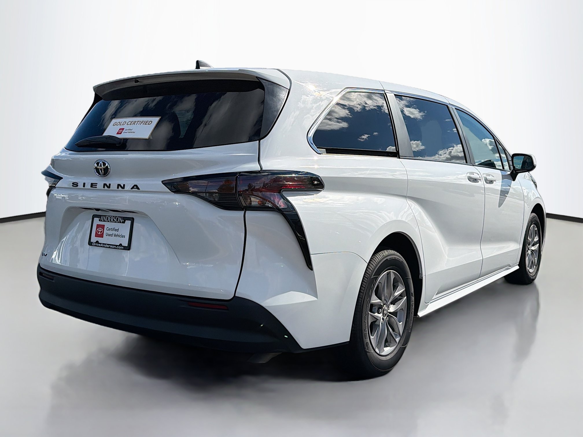 Certified 2026 Toyota Sienna LE FWD image 2