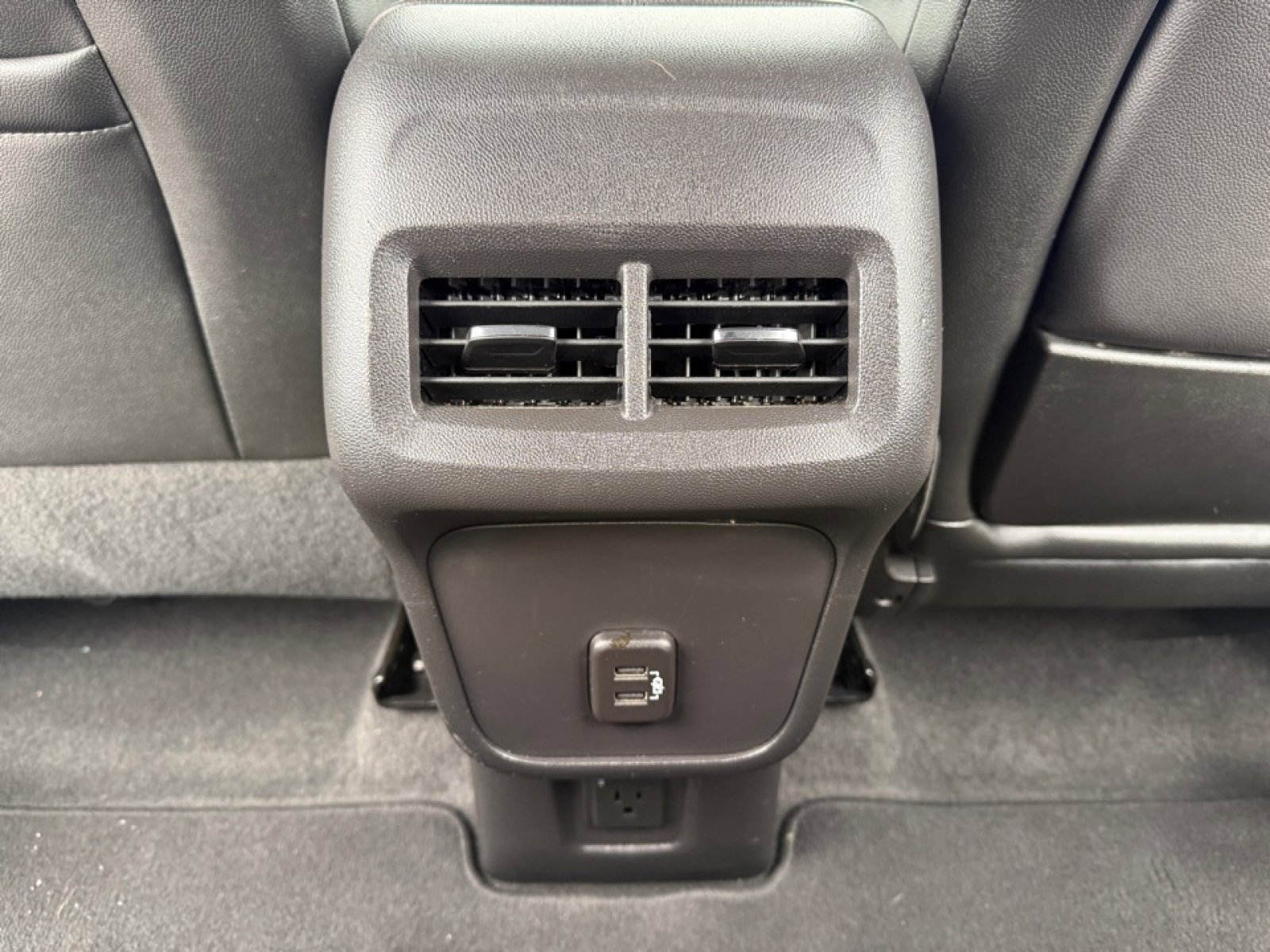 Used 2024 GMC Terrain SLT image 31