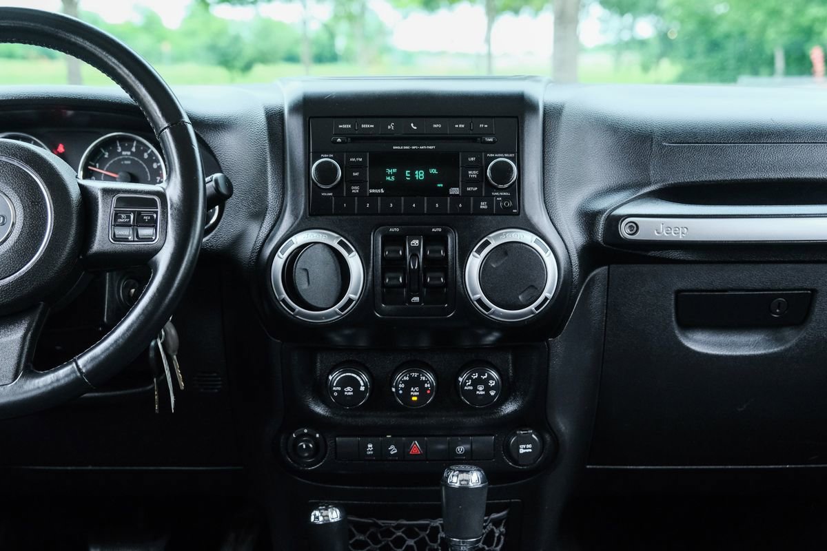 Used 2014 Jeep Wrangler Unlimited Rubicon w/ Connectivity Group AWD/4WD image 44