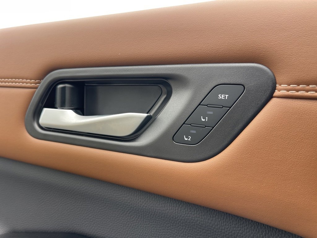 New 2026 Nissan Pathfinder Platinum image 17