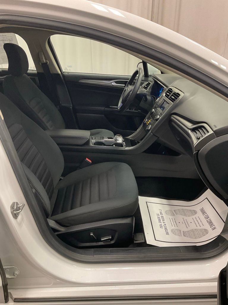 Used 2017 Ford Fusion SE image 32