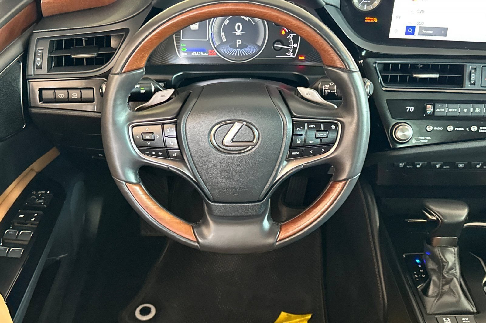 Used 2024 Lexus ES 300h w/ Accessory Package (Z1) FWD image 11