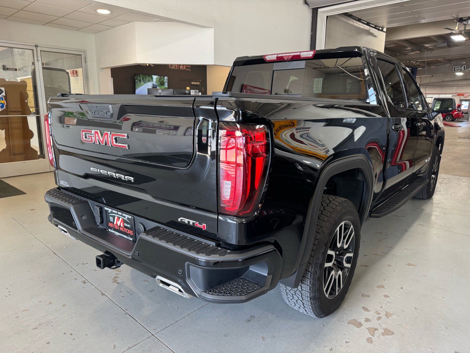 Used 2025 GMC Sierra 1500 AT4 w/ AT4 Premium Package image 5