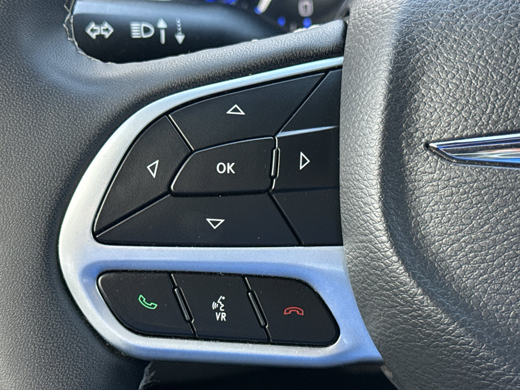 Used 2025 Chrysler Pacifica Select FWD image 17