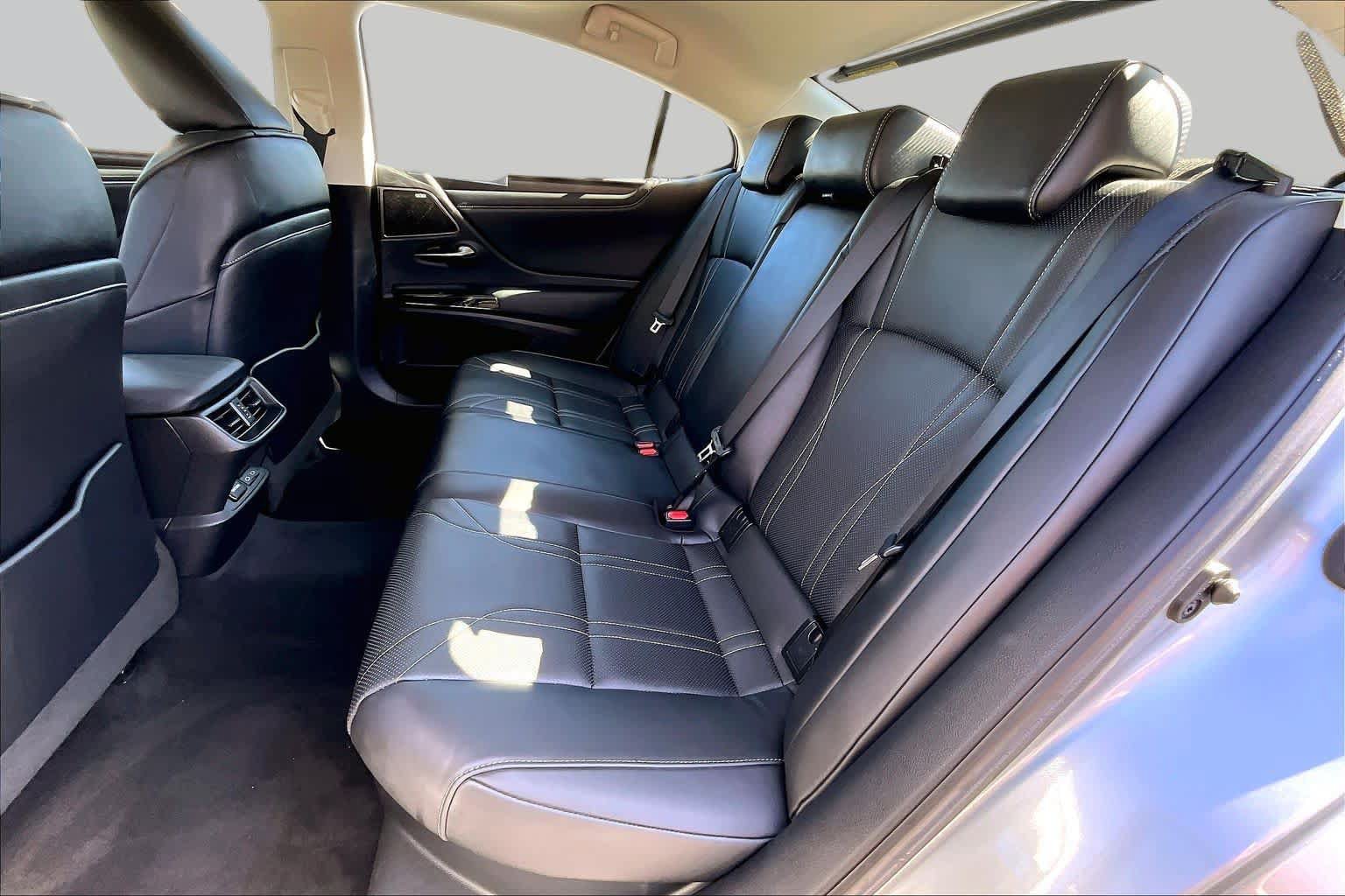 Used 2022 Lexus ES 300h w/ Accessory Package FWD image 18