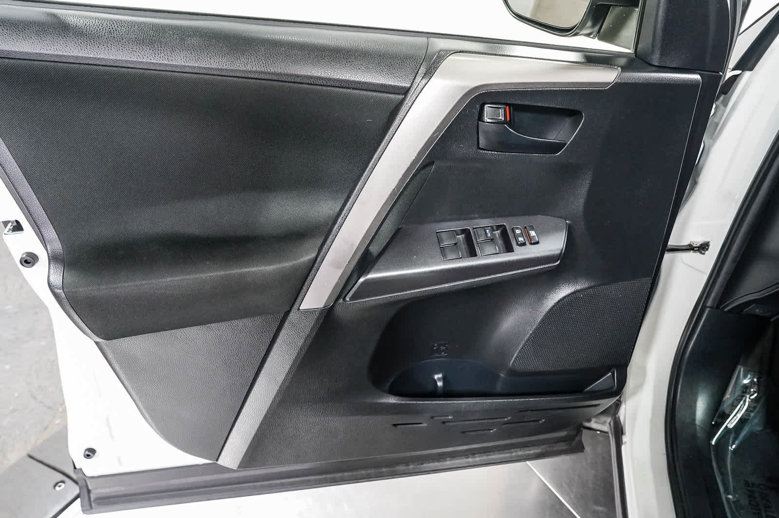 Certified 2018 Toyota RAV4 LE w/ All Weather Liner Package FWD image 21