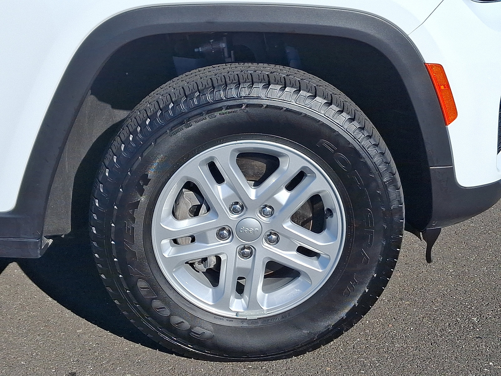 Certified 2024 Jeep Grand Cherokee Laredo image 8