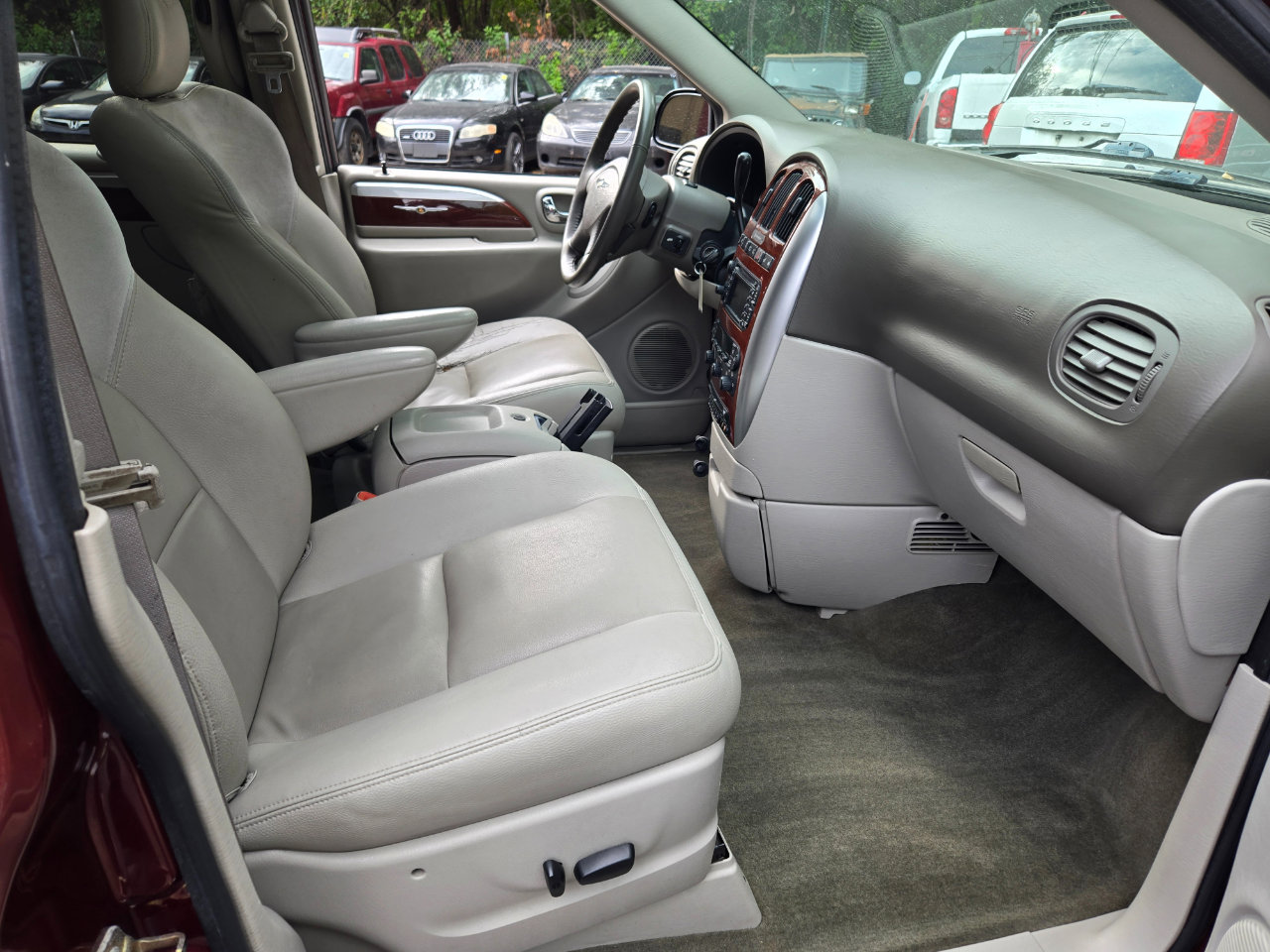 Used 2007 Chrysler Town & Country Limited image 8