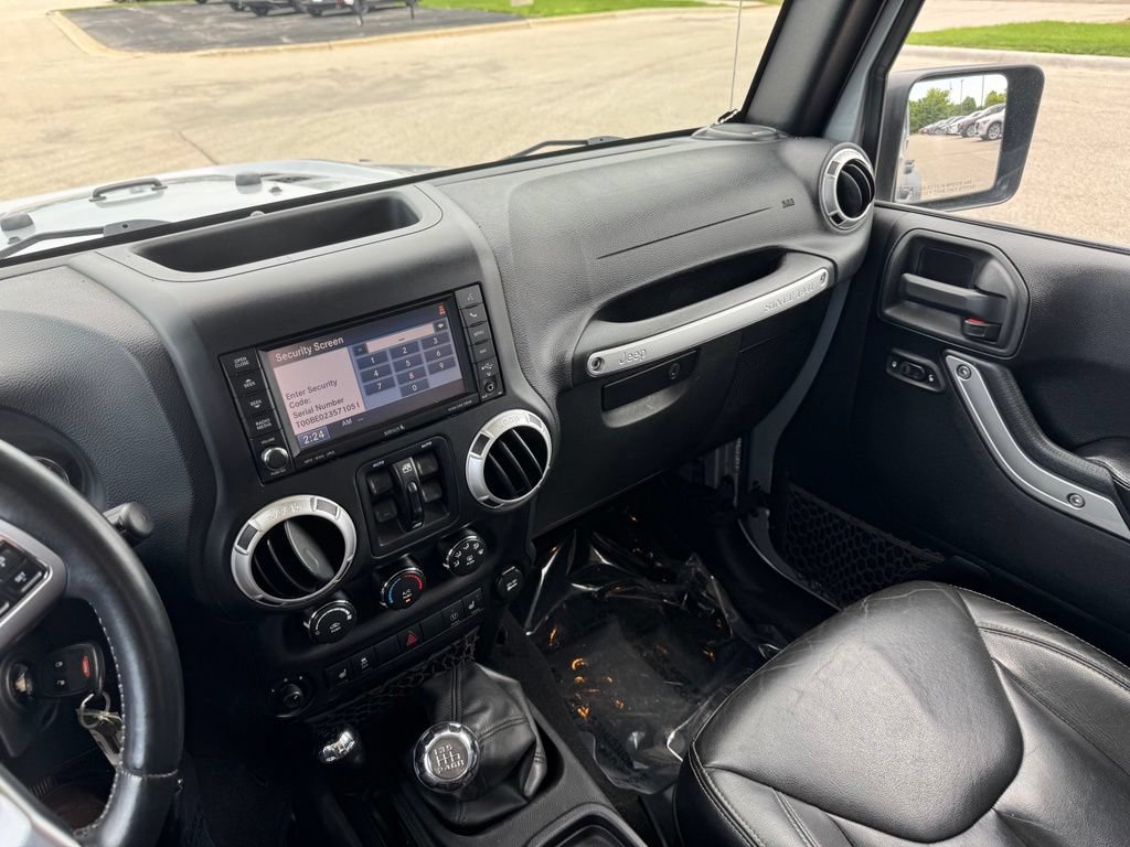 Used 2015 Jeep Wrangler Unlimited Rubicon AWD/4WD image 2