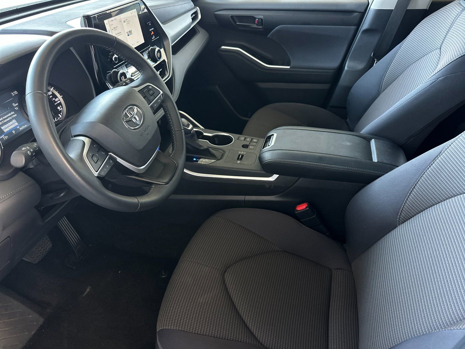 Used 2025 Toyota Highlander LE image 9