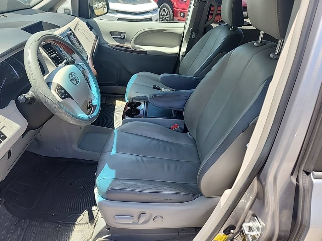 Used 2012 Toyota Sienna Limited w/ Premium Pkg FWD image 10