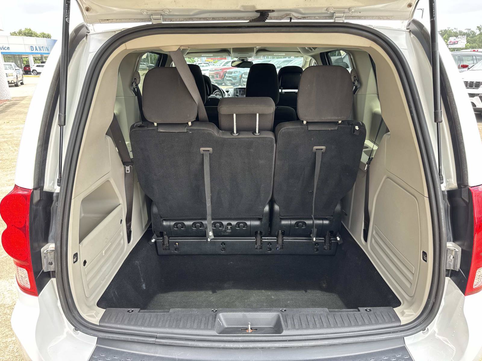 Used 2020 Dodge Grand Caravan SE w/ UConnect Hands-Free Group FWD image 8