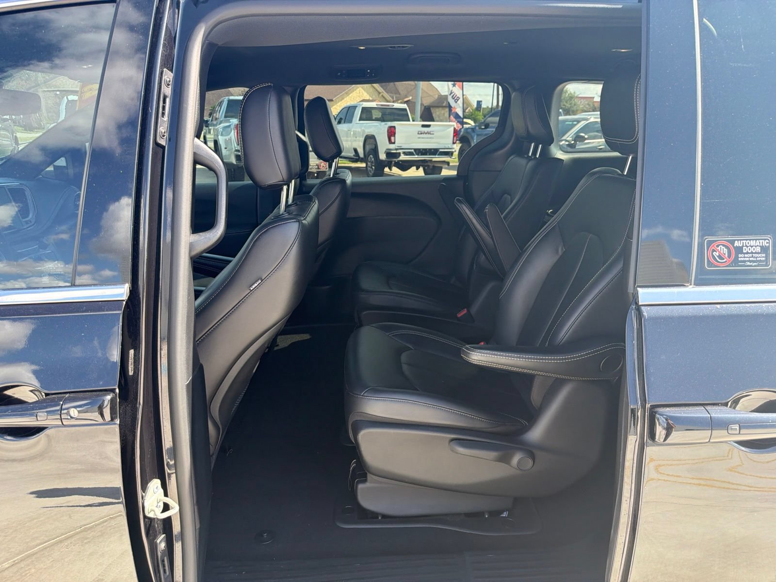 Used 2025 Chrysler Pacifica Select FWD image 15