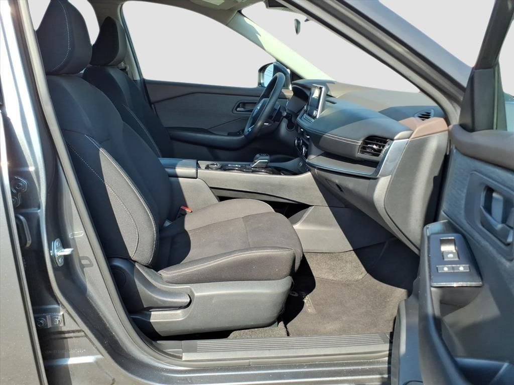 Used 2023 Nissan Rogue S image 16