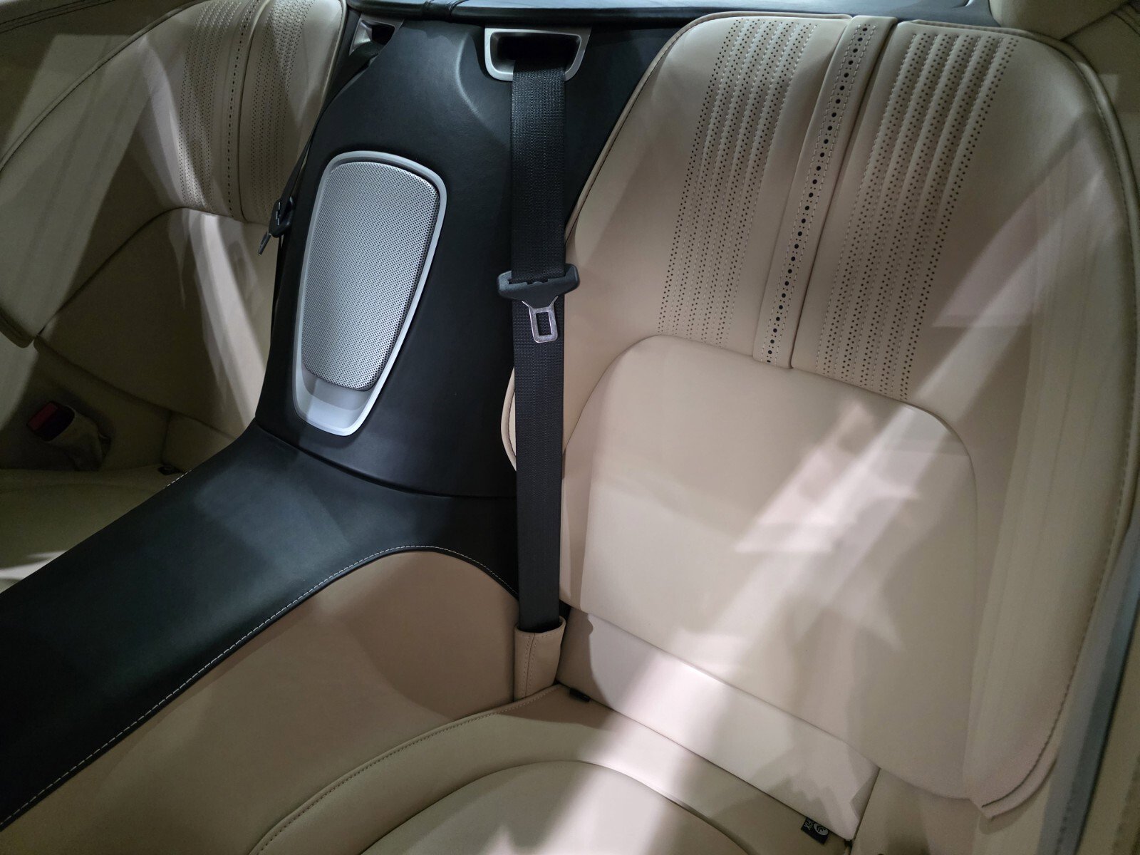 Used 2023 Aston Martin DB11 Coupe image 17