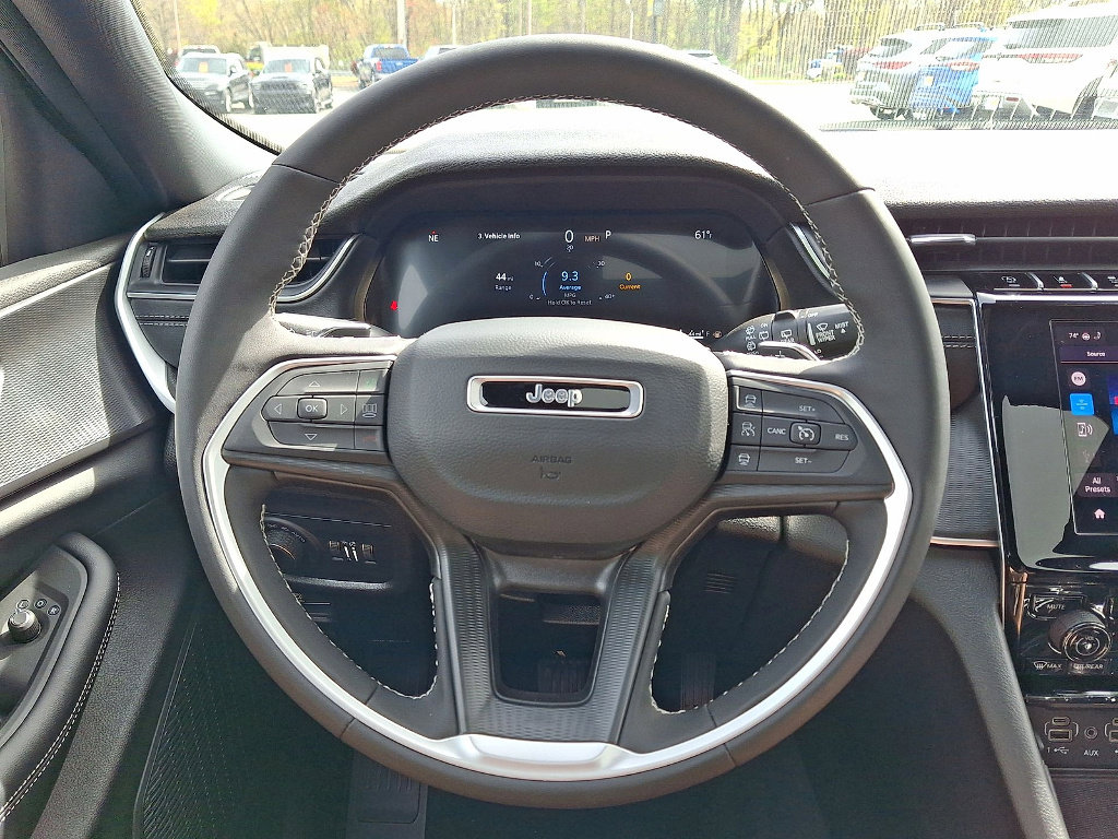 Used 2025 Jeep Grand Cherokee Laredo X w/ Luxury Tech Group I AWD/4WD image 17