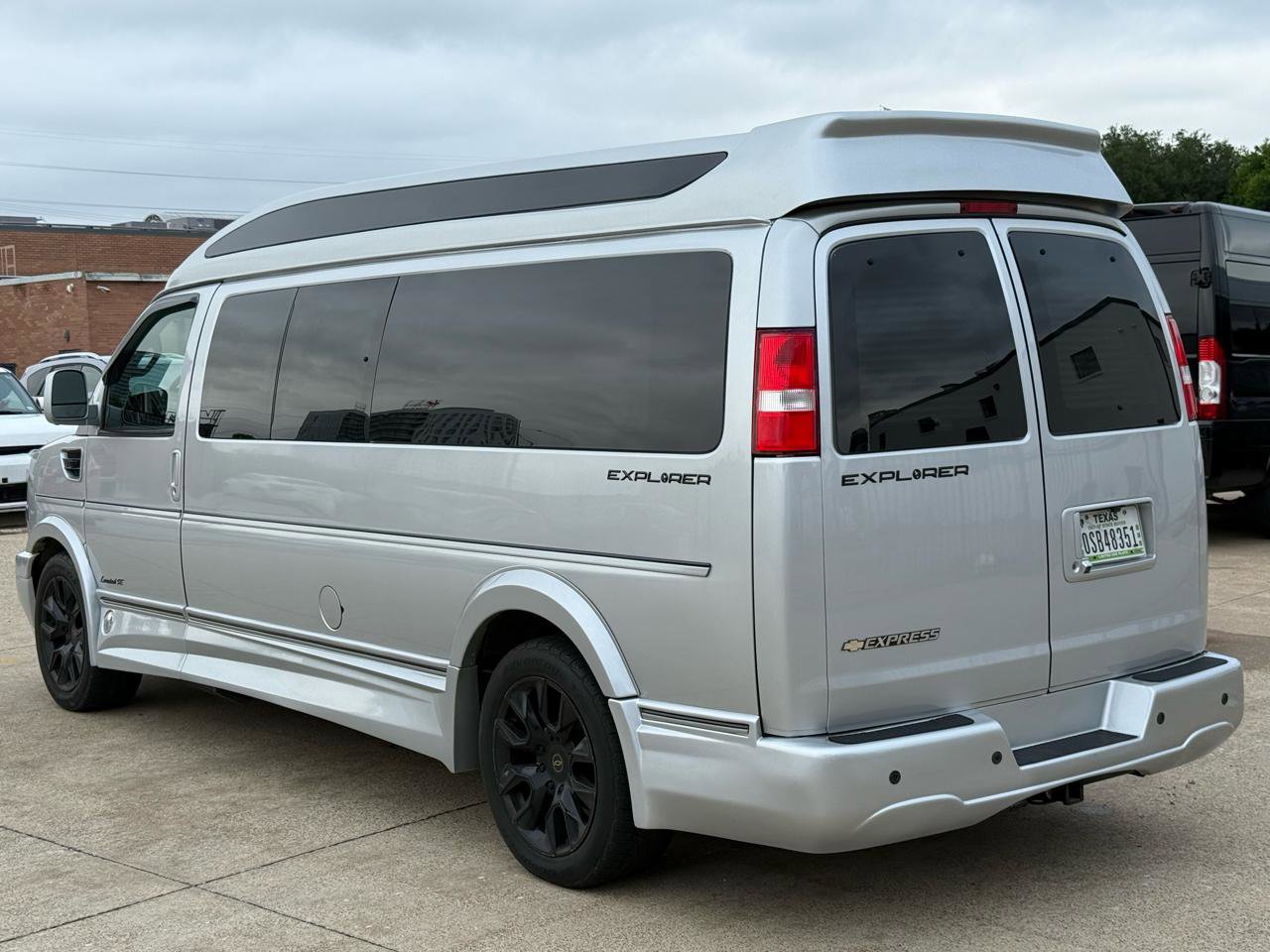 Used 2022 Chevrolet Express 2500 Extended w/ Enhanced Convenience Package image 4