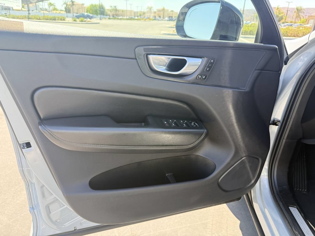 Used 2025 Volvo XC60 B5 Core AWD/4WD image 10