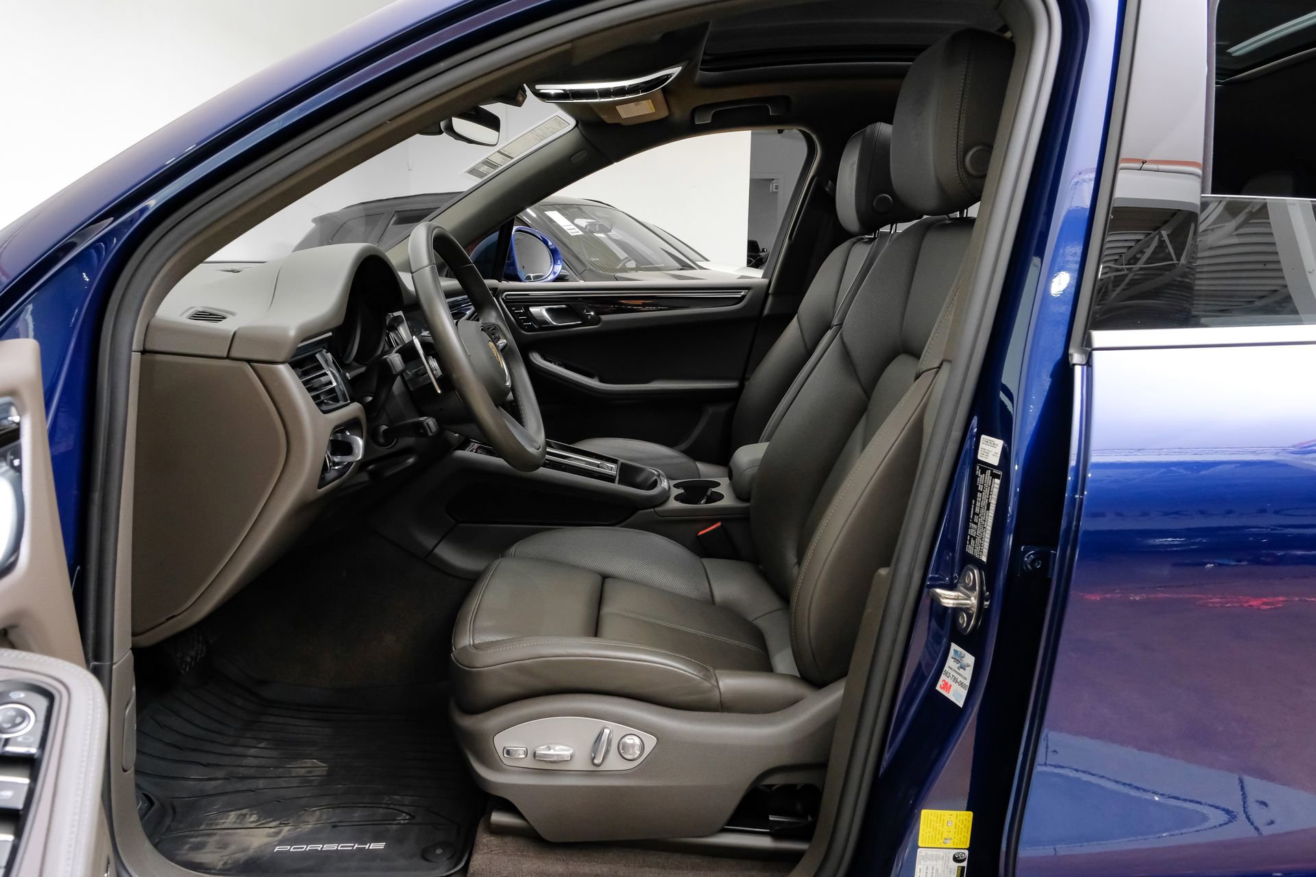 Used 2023 Porsche Macan Turbo AWD/4WD image 4