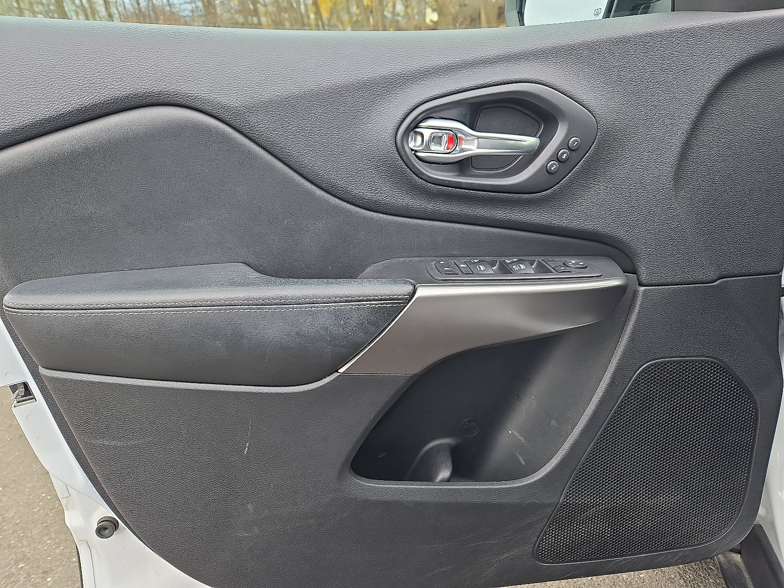 Used 2019 Jeep Cherokee Limited image 12