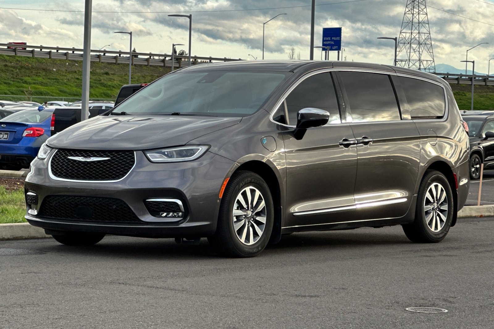 Used 2023 Chrysler Pacifica Limited w/ Uconnect Theater Family Group image 7