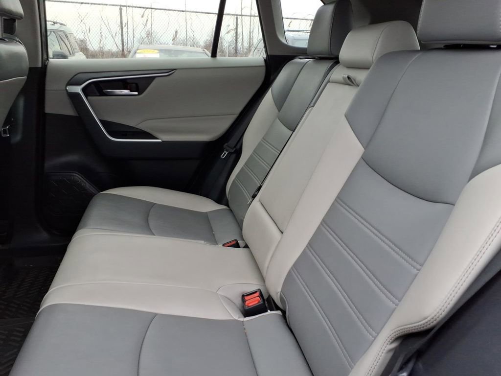 Used 2021 Toyota RAV4 XLE Premium image 21