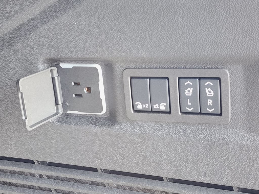 Used 2025 Chevrolet Tahoe High Country AWD/4WD image 16