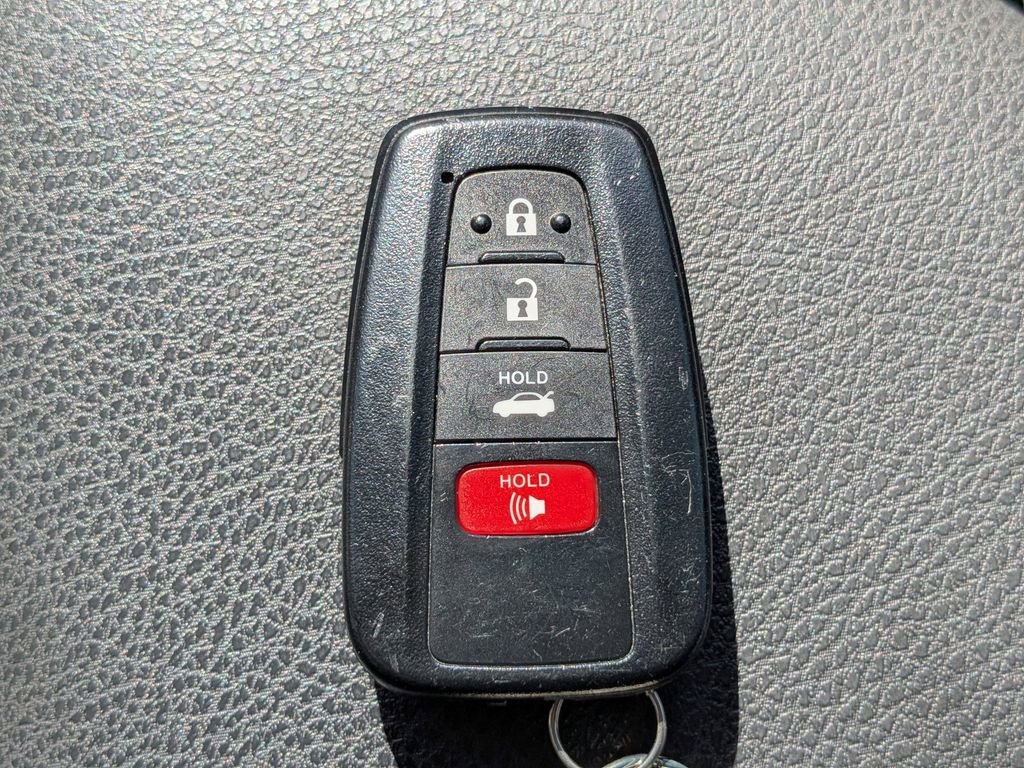 Used 2020 Toyota Camry SE w/ Moonroof Package image 29